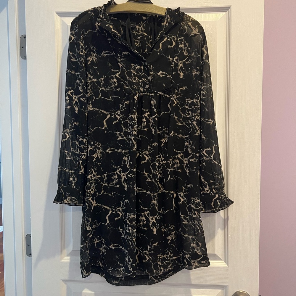 Beautiful summer long sleeves dress that is nice to wear to go out.